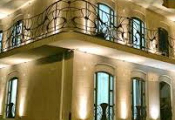   ,    (Gaudi stylish hotel) 